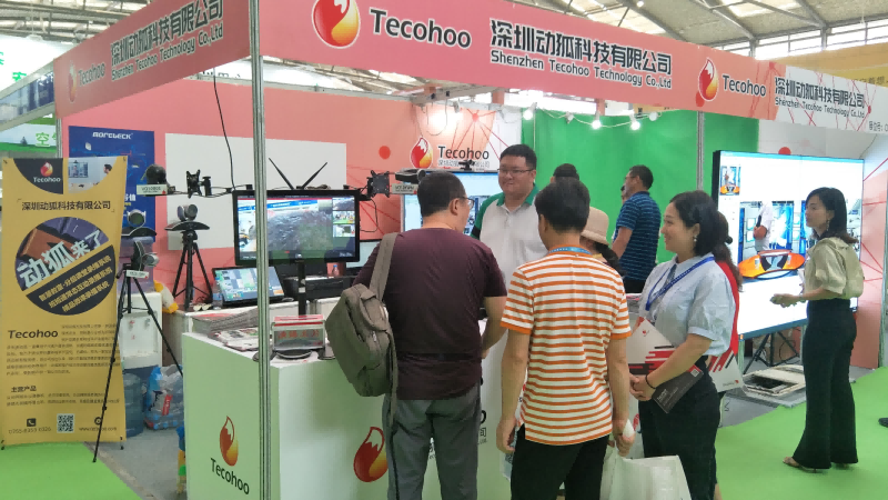 參觀客商對動狐科技的新款產品做咨詢中